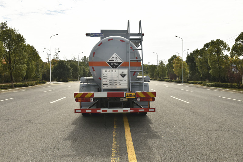 14.5方豪沃小三軸腐蝕品罐式車